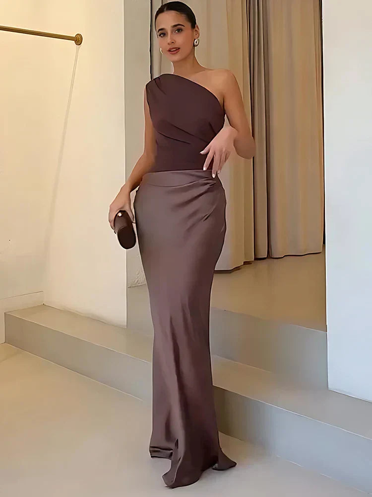 Amber™ – Satijnen maxi-jurk met één schouder