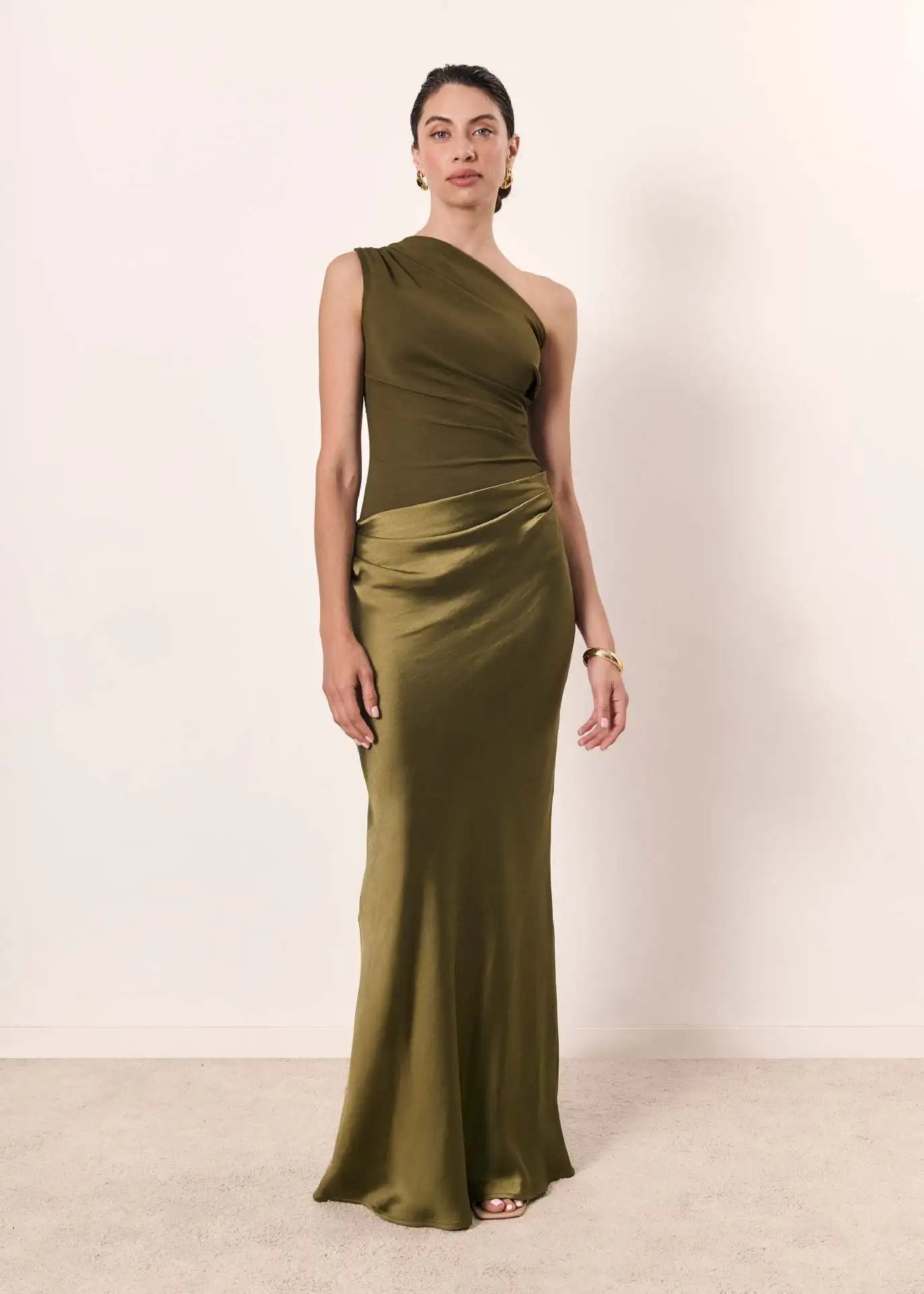 Amber™ – Satijnen maxi-jurk met één schouder