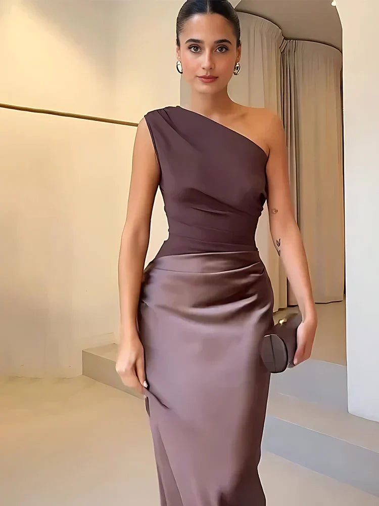 Amber™ – Satijnen maxi-jurk met één schouder