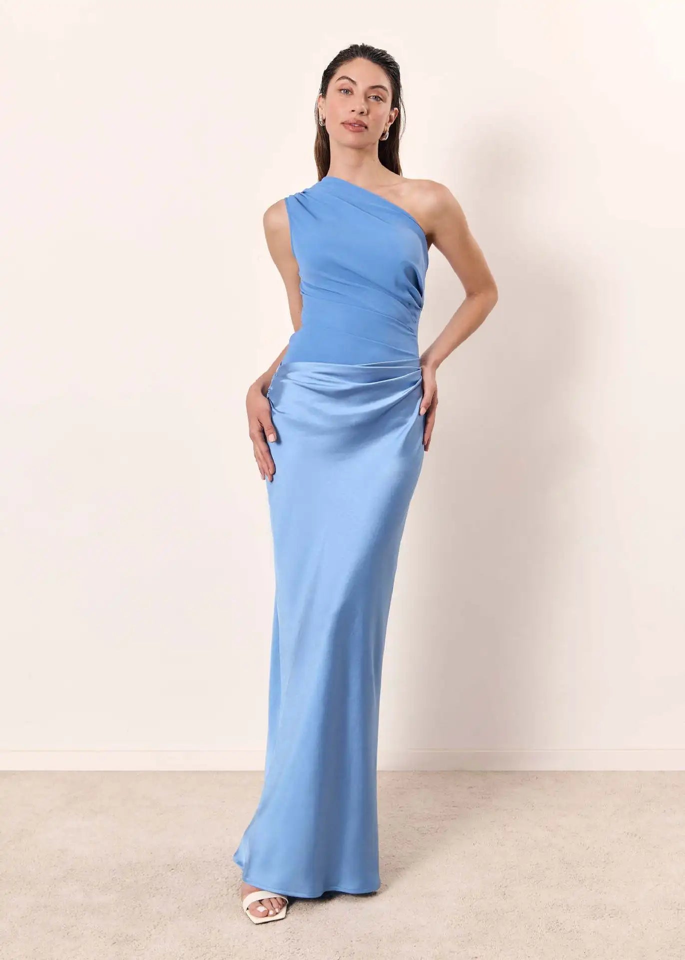 Amber™ – Satijnen maxi-jurk met één schouder